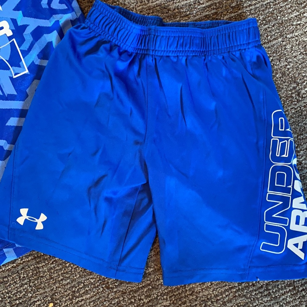 Under Armour HeatGear Shirt and Shorts - Picture 3 of 5